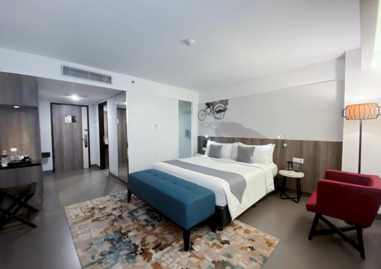 Hotel Neo Malioboro By Aston Джокьякарта Экстерьер фото