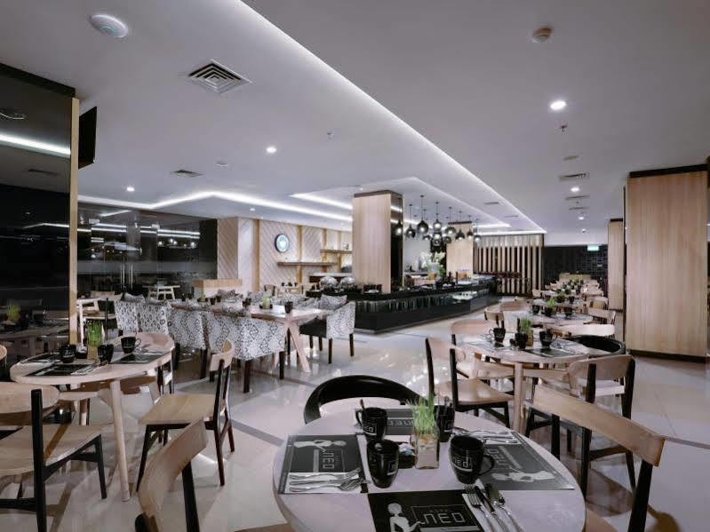 Hotel Neo Malioboro By Aston Джокьякарта Экстерьер фото