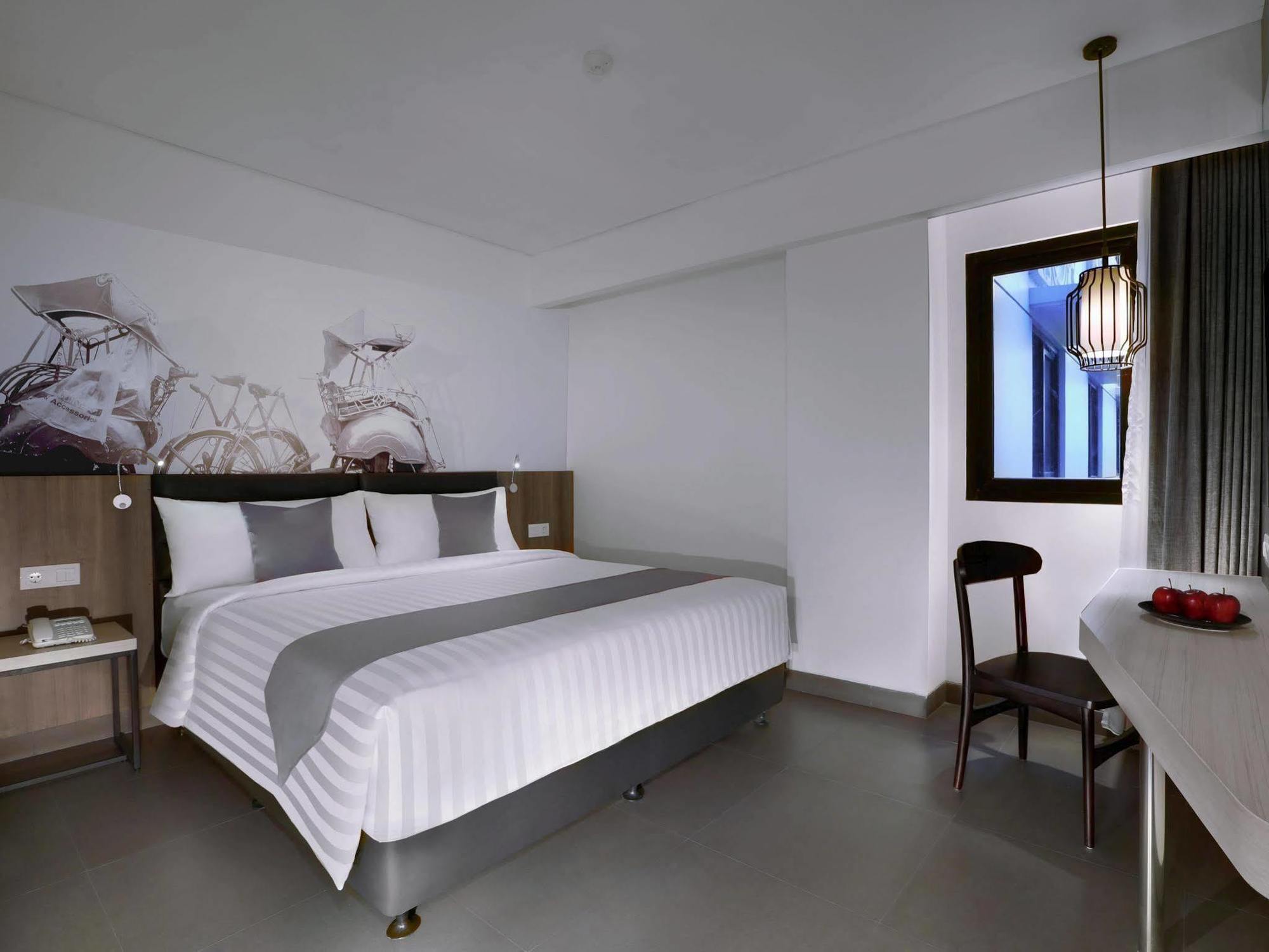 Hotel Neo Malioboro By Aston Джокьякарта Экстерьер фото