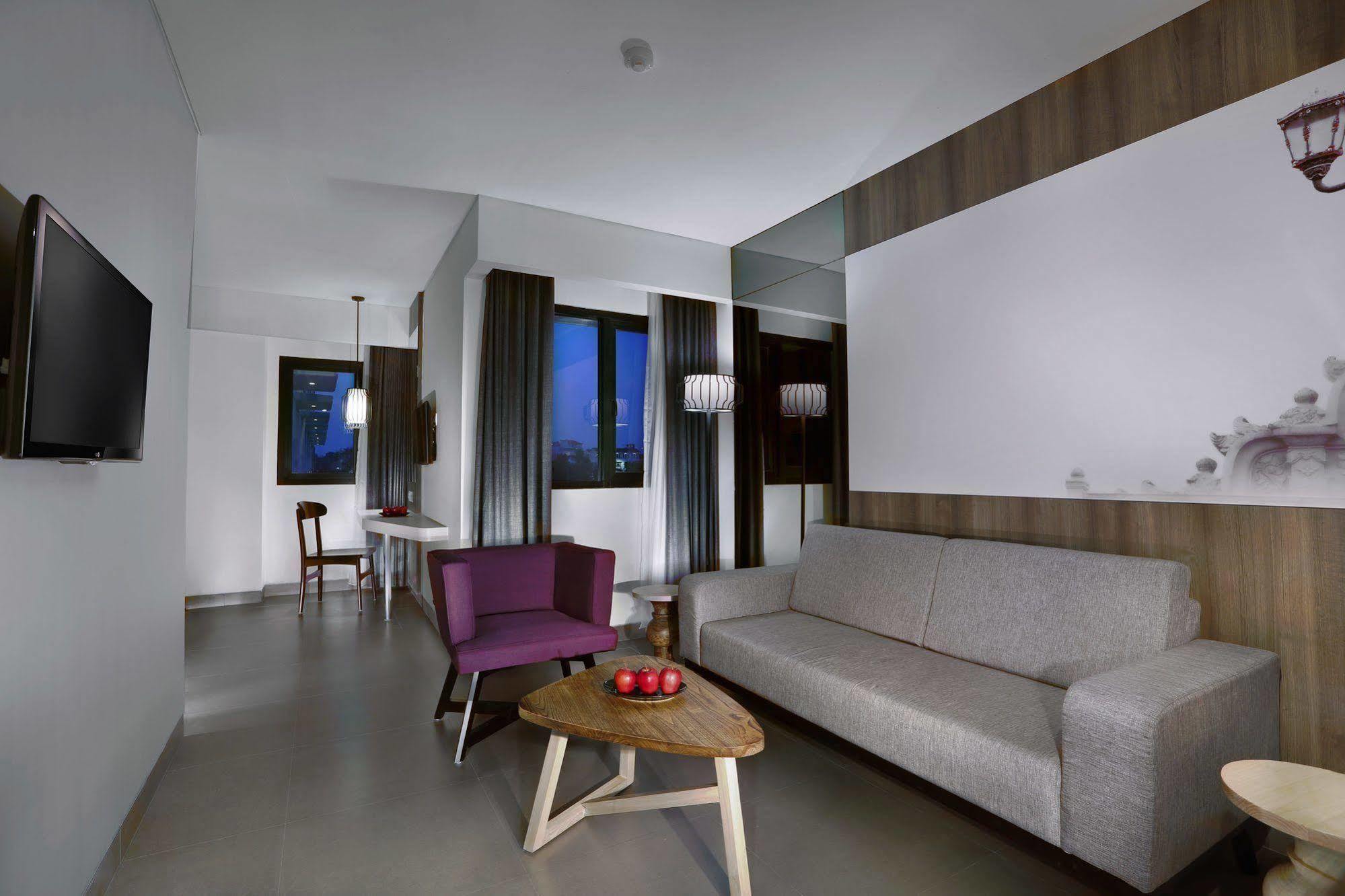 Hotel Neo Malioboro By Aston Джокьякарта Экстерьер фото