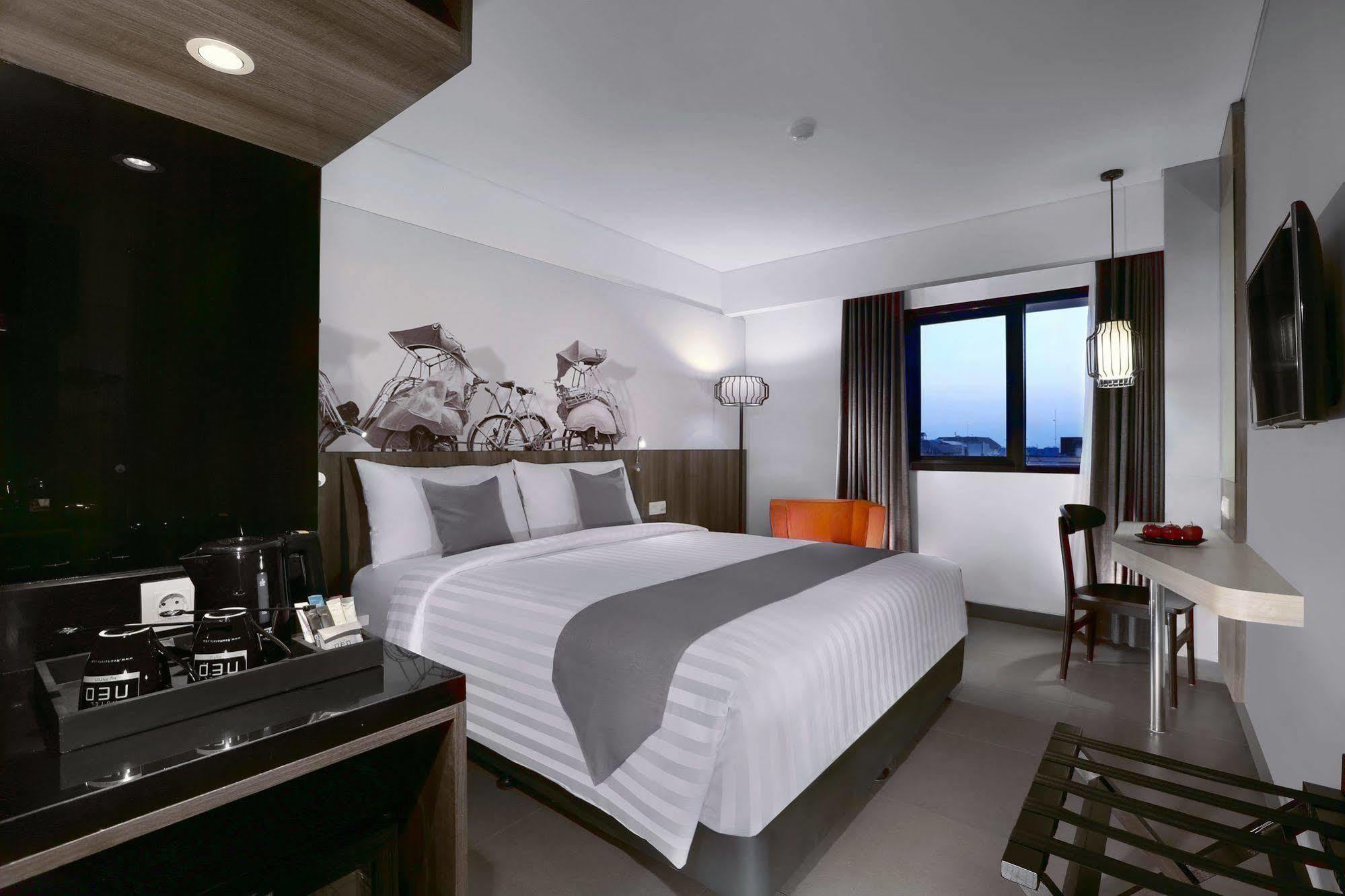 Hotel Neo Malioboro By Aston Джокьякарта Экстерьер фото