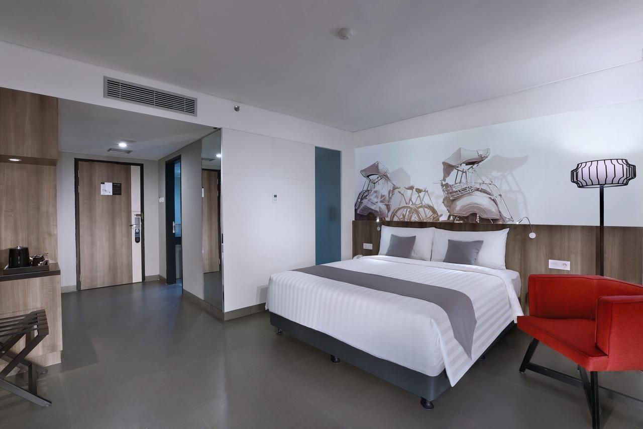 Hotel Neo Malioboro By Aston Джокьякарта Экстерьер фото
